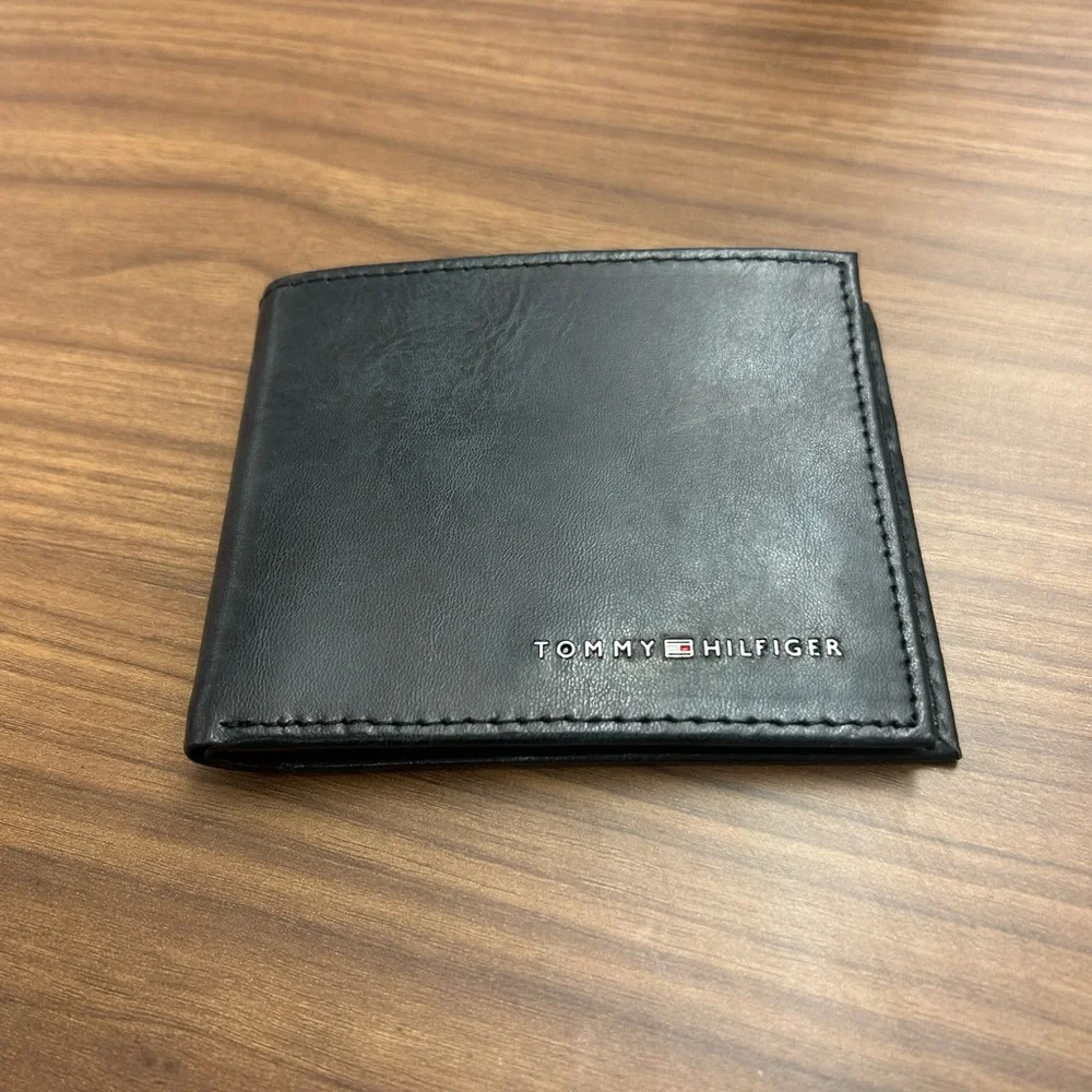 Wallet Tommy Hilfiger Black Leather Bi-Fold Card & Key Wallet. New